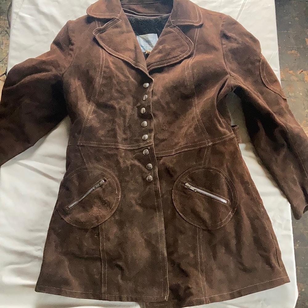 Great looking brown leather jacket.